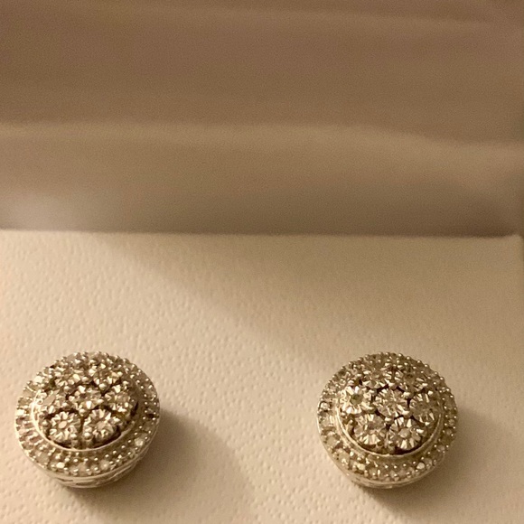 1/10 CTTW Diamond SS stud earrings NIB - Picture 2 of 7